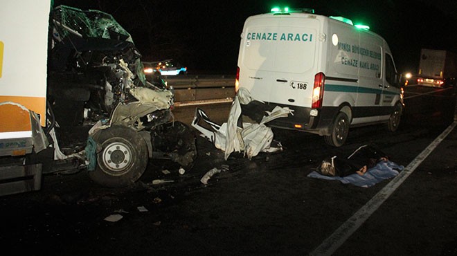 Kamyonet, kamyona arkadan çarptı: Feci kaza can aldı!