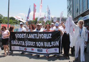 İzmir de doktor isyanı: Bakan a istifa çağrısı ve grev kartı