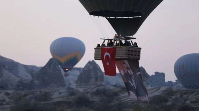 Kapadokya da balonlar Türk bayrağı ve Atatürk posteri ile uçtu
