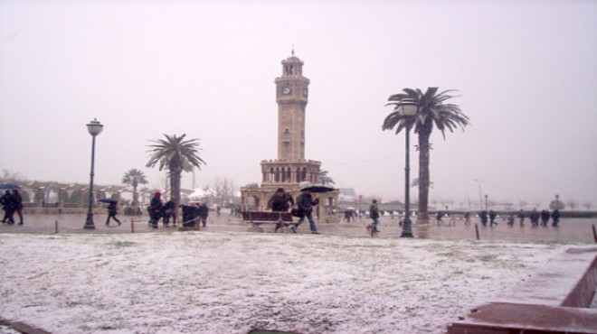 Kar İzmir e giriş yapıyor: Hangi ilçelere yağacak?