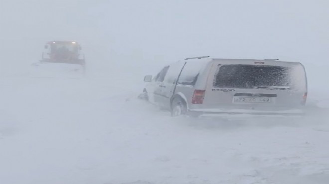 Kar yolları kapattı: 70 kişi mahsur kaldı!