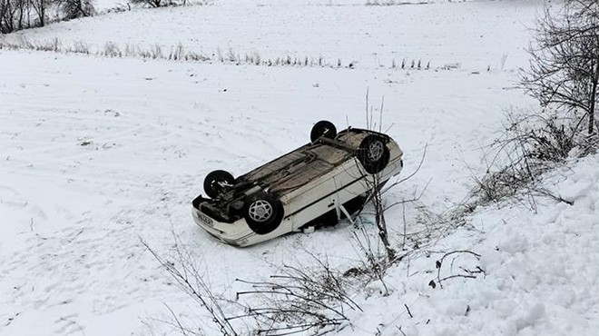 Karlı yoldan şarampole devrilen araçta 2 kişi yaralandı