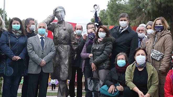 Karşıyaka’da sağlık emekçilerine saygı anıtı açıldı