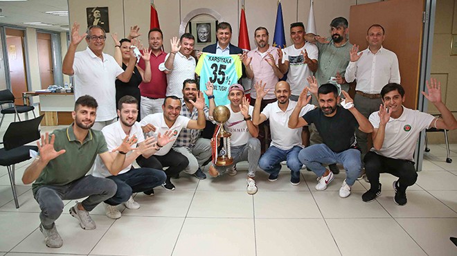 Karşıyakalı şampiyonlar kupayı başkana götürdü