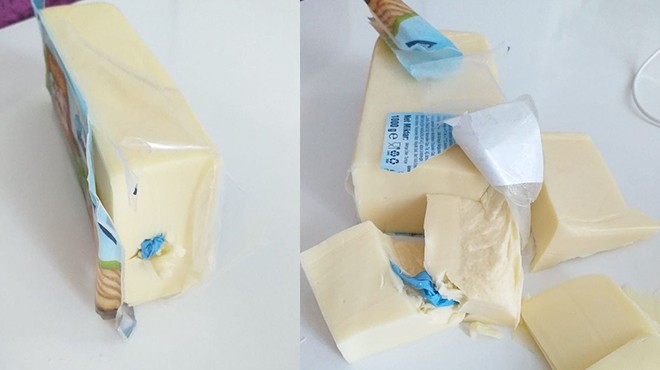 Kaşar peynirinin içinden plastik eldiven çıktı