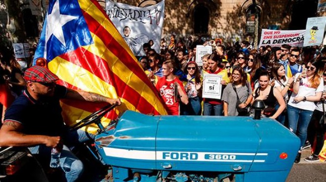 Katalonya da gerilim artıyor.. Okullların önünü kapatmaya çalıştılar