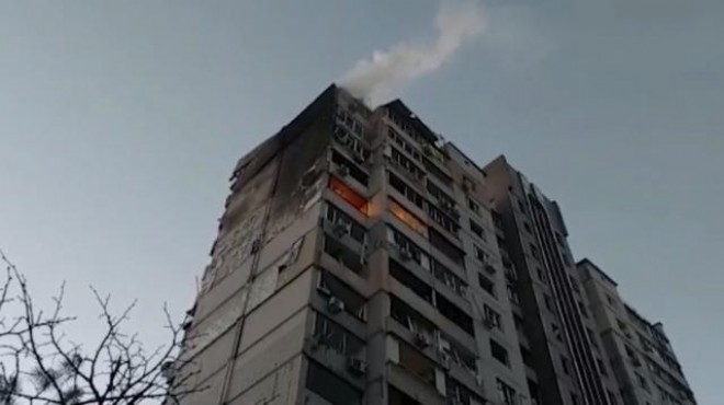 Kiev de apartmana roket isabet etti