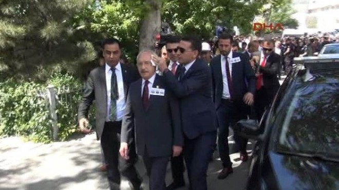 Kılıçdaroğlu na cenazede yumurtalı saldırı