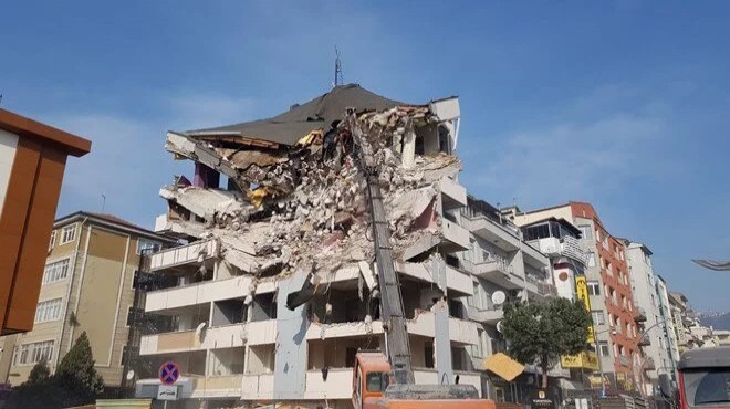 Kocaeli de 1999 depreminde zarar gören bina yıkılıyor
