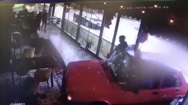 Kontrolden çıkan otomobil restoranın kapısına girdi