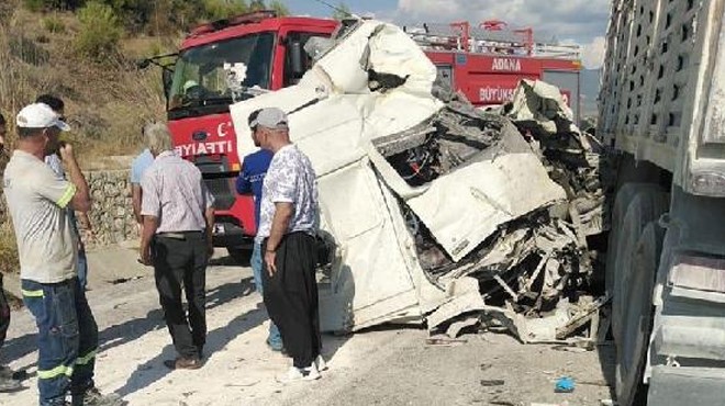 Korkunç kaza: Araç kağıt gibi ezildi, 3 kişi hayatını kaybetti