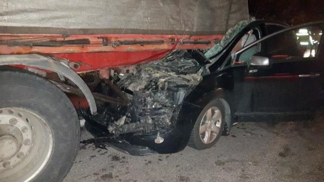 Korkunç kaza... Otomobil TIR a çarptı: 2 yaralı