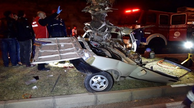 Korkunç kaza! Palmiye otomobili ikiye böldü: 1 ölü