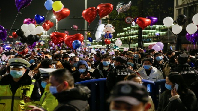 Koronavirüsün çıktığı Vuhan da maskeli kutlama
