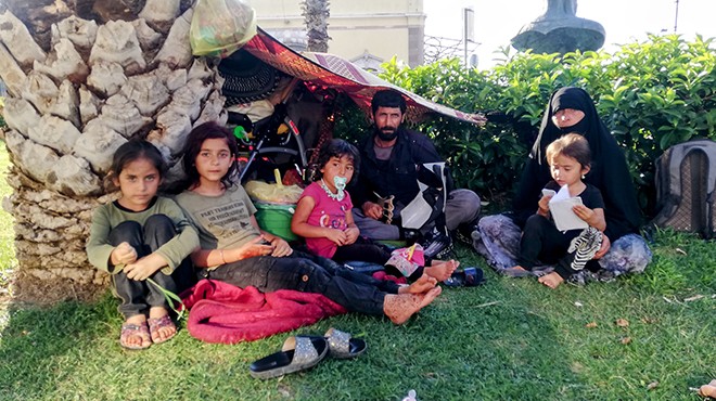 Krizin ‘evsizlik’ hali... İzmir in göbeğinde bir aile daha sokakta!
