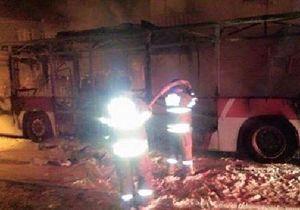 İzmir de molotof dehşeti: Belediye otobüsü küle döndü
