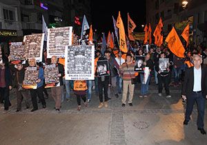 İzmir’de katliam kurbanlarına karanfilli anma