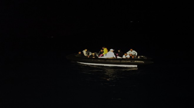 Lastik bottaki 13 düzensiz göçmen kurtarıldı