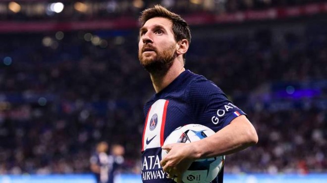 Lionel Messi depremzedeler için formasını bağışladı