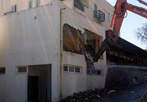 Bayer in kaçak villalarının yıkımına başlandı