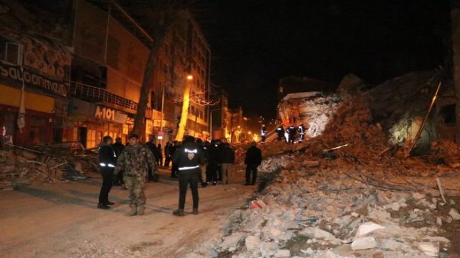 Malatya da ağır hasarlı 6 katlı bina çöktü