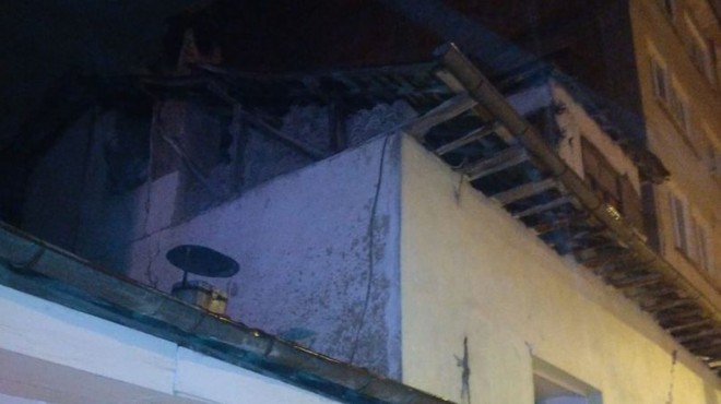 Malatya da ağır hasarlı binanın çatısı çöktü