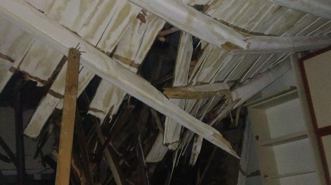 Malatya da ağır hasarlı binanın çatışı çöktü!
