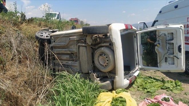 Manisa da devrilen hafif ticari araçtaki 2 kişi yaralandı