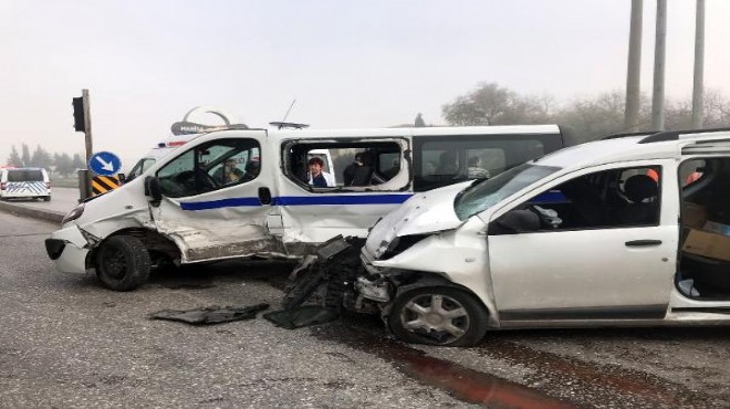 Manisa da hasta taşıyan minibüse araç çarptı: 8 yaralı