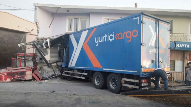 Manisa da kargo kamyonu iş makinesine çarptı: 1 ölü