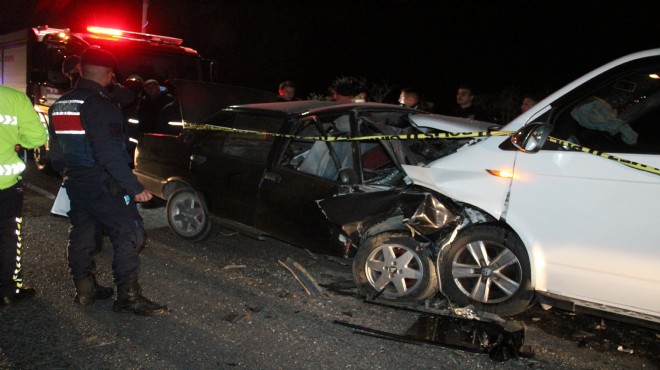 Manisa da minibüsle otomobil kafa kafaya girdi: 2 ölü, 5 yaralı