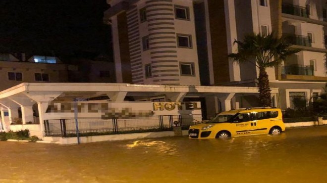 Marmaris’te sağanak: Evleri su bastı, yollar kapandı