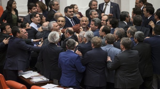 Meclis te kavga: HDP li vekil revire kaldırıldı