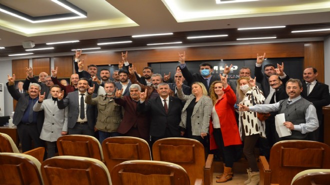 MHP İzmir de toplu rozet töreni