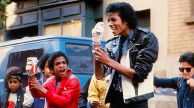 Michael Jackson un ikonik ceketi rekor fiyata satıldı