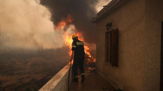 Midilli Adası’nda yangın: 450 kişi tahliye edildi