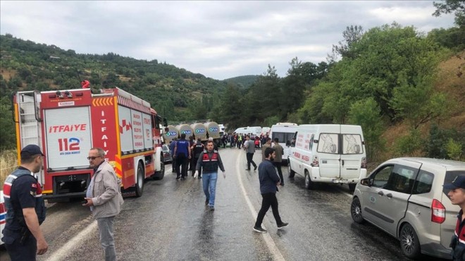 Minibüs ile kamyon çarpıştı: 6 ölü, 12 yaralı