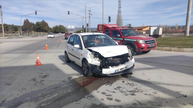 Minibüs ile otomobil çarpıştı: 2 kişi yaralandı