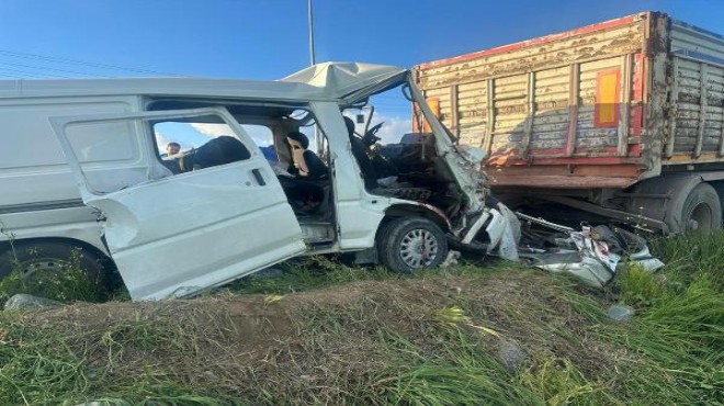 Minibüs, kamyona çarptı: 2 ölü, 4 yaralı