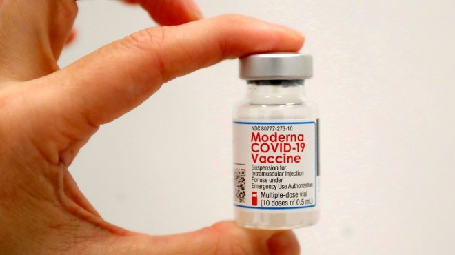 Moderna aşısının üçüncü dozuna ilk onay