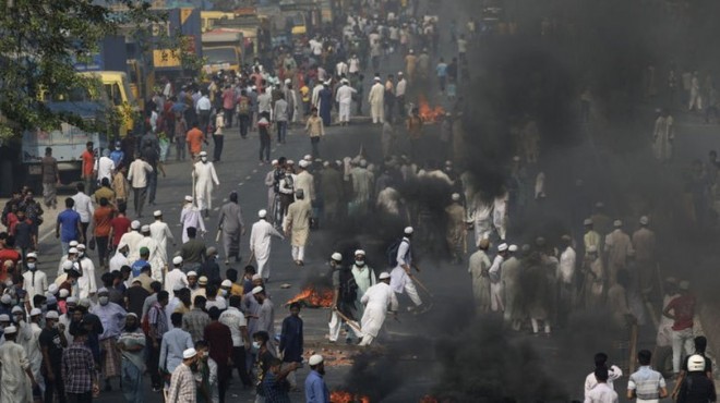 Modi karşıtları polisle çatıştı: 4 ölü