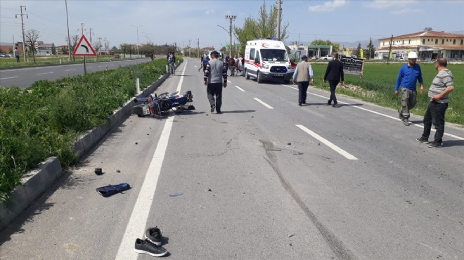 Motosiklet otomobile çarpıştı: 2 kardeş yaralandı