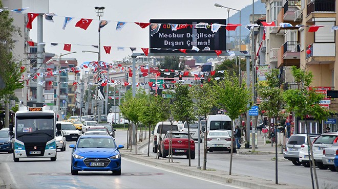 Narlıdere’nin caddeleri bayraklarla süslendi