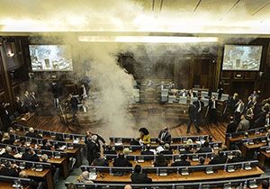 Kosova meclisine biber gazı atıldı 