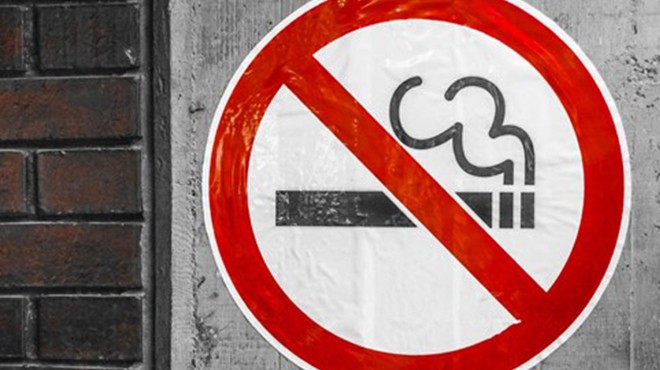 O kentte açık alanlarda sigara içmek yasaklandı!