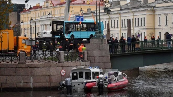 O ülkede yolcu otobüsü nehre düştü: 7 ölü!