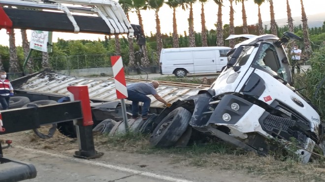 Ödemiş te kaza: Kanala devrilen kamyonun sürücüsü hayatını kaybetti