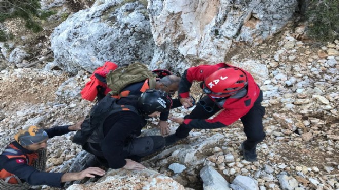 Kayalıklara düşen Rus yamaç paraşütü pilotu yaralandı