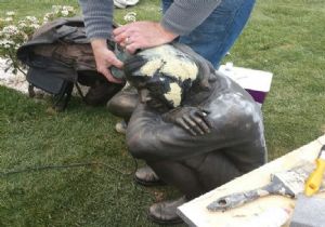 Berkin Elvan heykeli hemen onarıldı