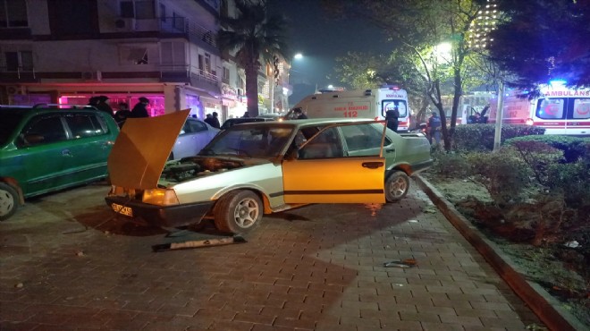 Otomobil park halindeki araçlara çarptı: 2 kişi yaralandı